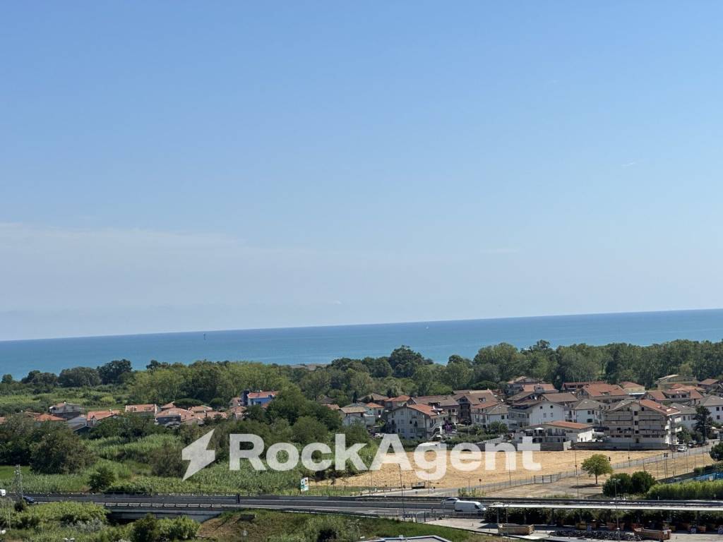 appartamento in vendita a Città Sant'Angelo in zona San Martino