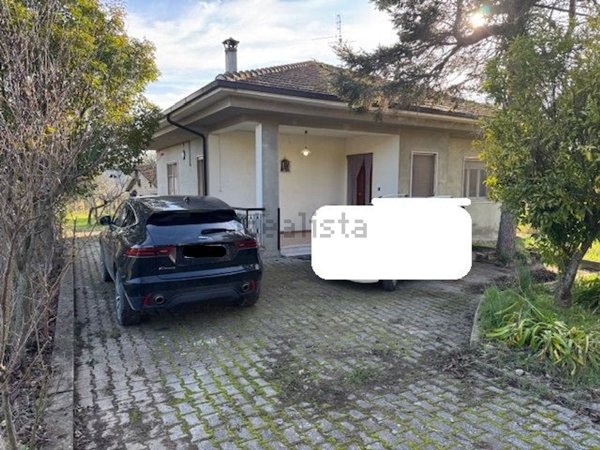 casa indipendente in vendita a Città Sant'Angelo in zona Piano di Sacco