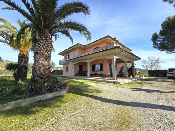 casa indipendente in vendita a Città Sant'Angelo