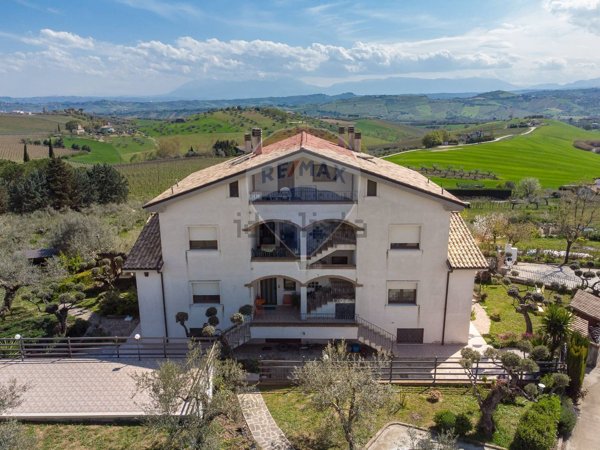casa indipendente in vendita a Città Sant'Angelo