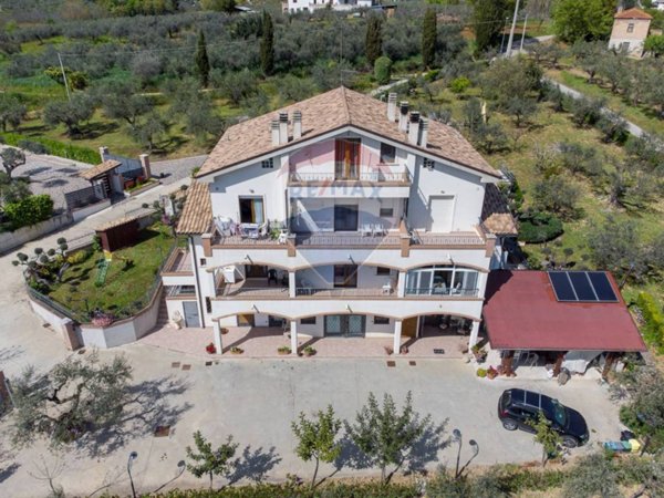 casa indipendente in vendita a Città Sant'Angelo