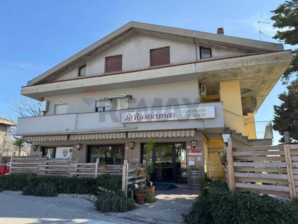 negozio in vendita a Città Sant'Angelo in zona Madonna della Pace