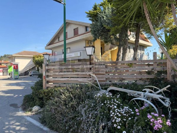 negozio in vendita a Città Sant'Angelo in zona Madonna della Pace