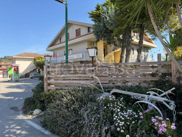 negozio in vendita a Città Sant'Angelo in zona Madonna della Pace