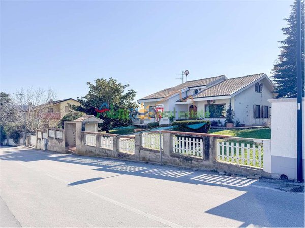 casa indipendente in vendita a Città Sant'Angelo in zona San Martino