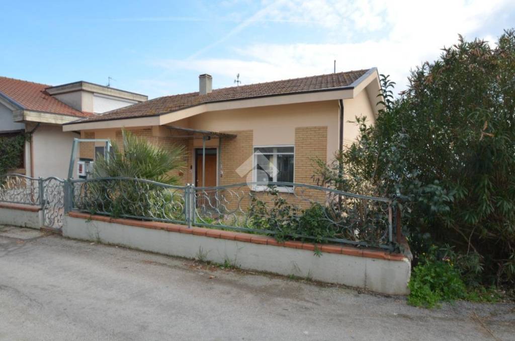 casa indipendente in vendita a Città Sant'Angelo