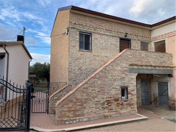 casa indipendente in vendita a Città Sant'Angelo