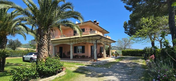casa indipendente in vendita a Città Sant'Angelo in zona Gaglierani