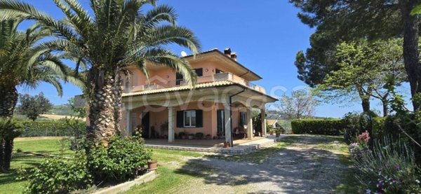 casa indipendente in vendita a Città Sant'Angelo in zona Gaglierani