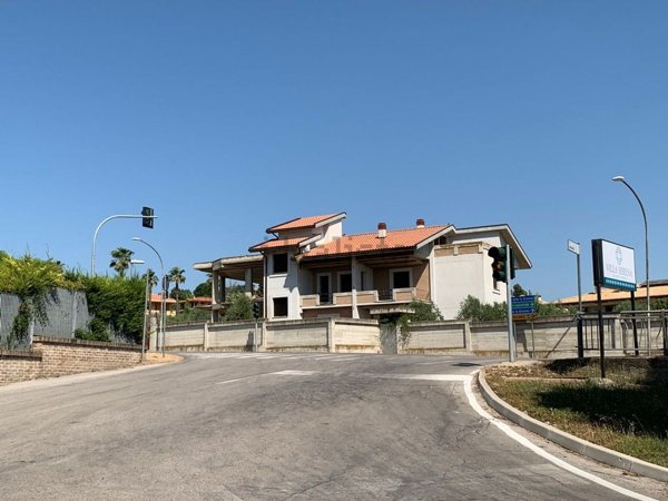 casa indipendente in vendita a Città Sant'Angelo