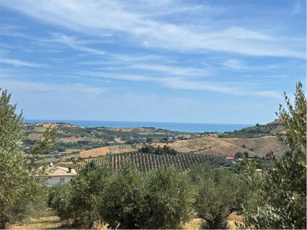 terreno edificabile in vendita a Città Sant'Angelo in zona Crocifisso