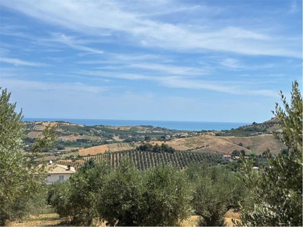 terreno edificabile in vendita a Città Sant'Angelo in zona Crocifisso
