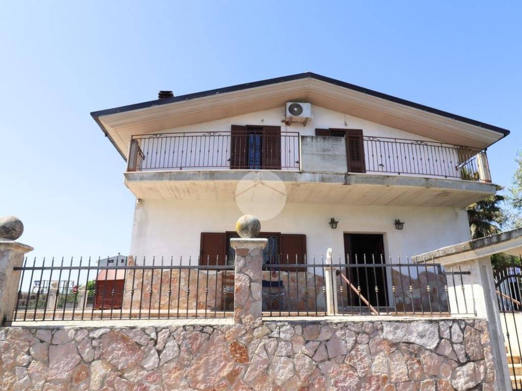 casa indipendente in vendita a Città Sant'Angelo in zona San Martino
