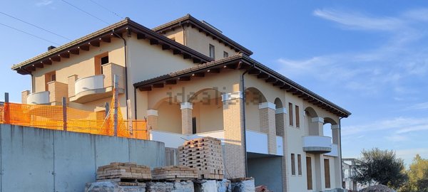 casa indipendente in vendita a Città Sant'Angelo in zona Crocifisso