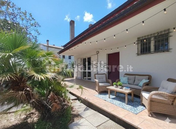 casa indipendente in vendita a Città Sant'Angelo in zona Gaglierani