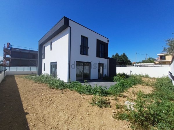 casa indipendente in vendita a Città Sant'Angelo in zona San Martino