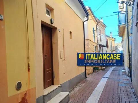 casa indipendente in vendita a Città Sant'Angelo in zona Annunziata