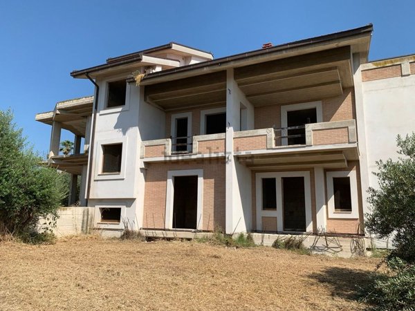 casa indipendente in vendita a Città Sant'Angelo in zona Fonte Umano