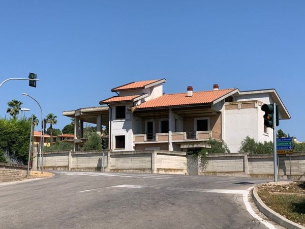 casa indipendente in vendita a Città Sant'Angelo in zona Fonte Umano