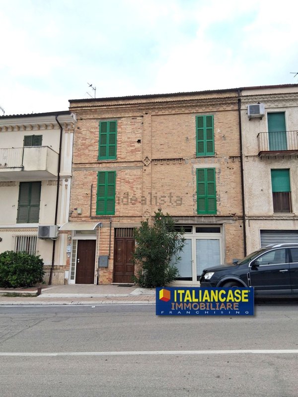 casa indipendente in vendita a Città Sant'Angelo in zona Annunziata