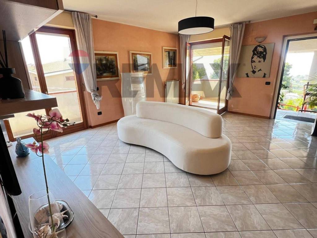appartamento in vendita a Città Sant'Angelo in zona Crocifisso