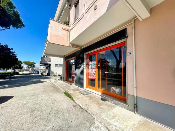 negozio in vendita a Città Sant'Angelo in zona San Martino