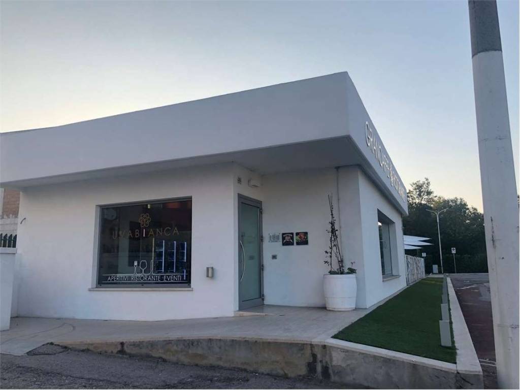 negozio in vendita a Città Sant'Angelo in zona San Martino