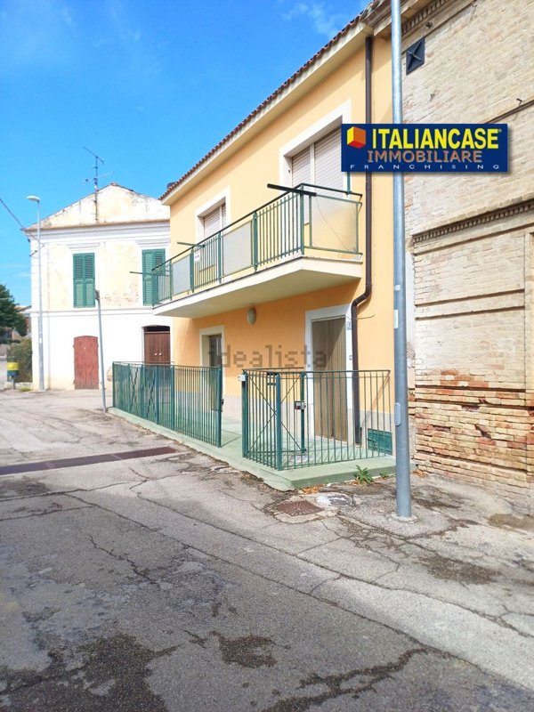 casa indipendente in vendita a Città Sant'Angelo in zona Villa Cipressi
