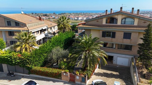 casa indipendente in vendita a Città Sant'Angelo in zona Fonte Umano
