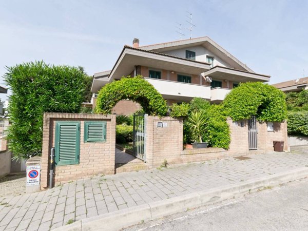 casa indipendente in vendita a Città Sant'Angelo in zona San Martino