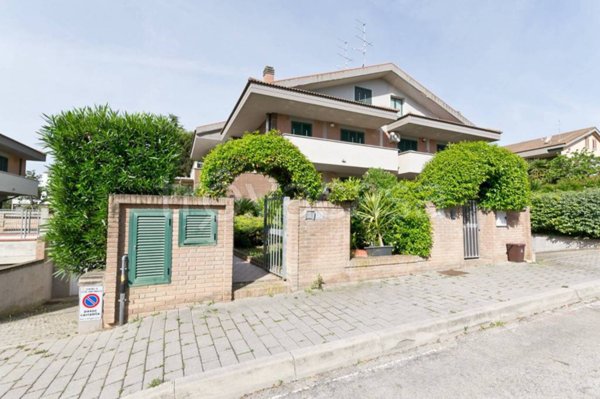 casa indipendente in vendita a Città Sant'Angelo in zona San Martino