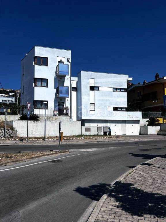 appartamento in vendita a Città Sant'Angelo in zona Crocifisso