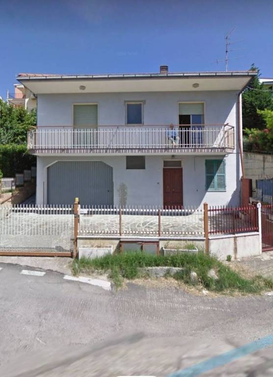 casa indipendente in vendita a Città Sant'Angelo in zona Annunziata