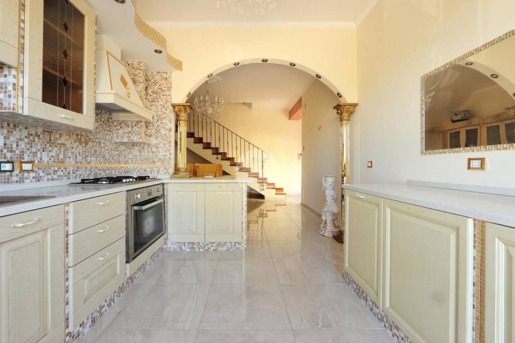 appartamento in vendita a Città Sant'Angelo in zona Crocifisso