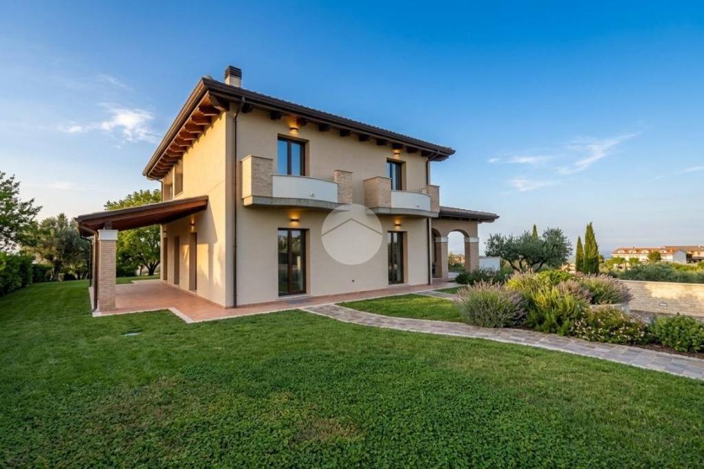 casa indipendente in vendita a Città Sant'Angelo in zona Crocifisso