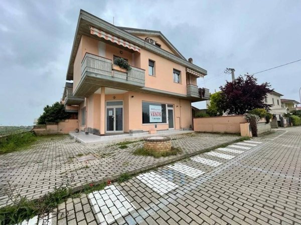 negozio in vendita a Città Sant'Angelo