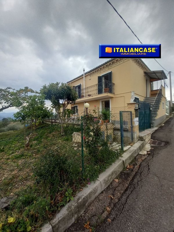casa indipendente in vendita a Città Sant'Angelo in zona Villa Cipressi