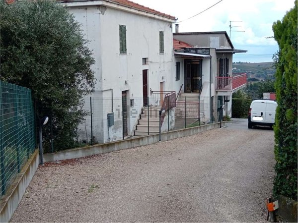 casa indipendente in vendita a Città Sant'Angelo in zona Crocifisso