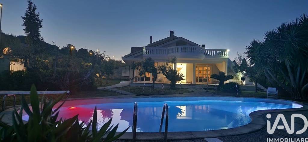 casa indipendente in vendita a Città Sant'Angelo