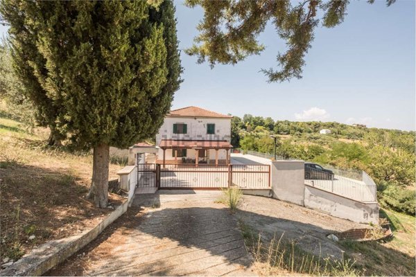 casa indipendente in vendita a Città Sant'Angelo in zona Annunziata