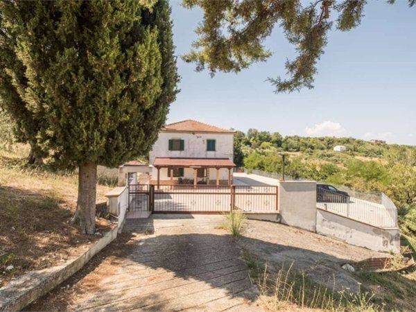 casa indipendente in vendita a Città Sant'Angelo in zona Annunziata