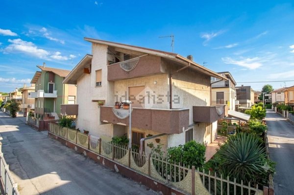 appartamento in vendita a Città Sant'Angelo in zona San Martino