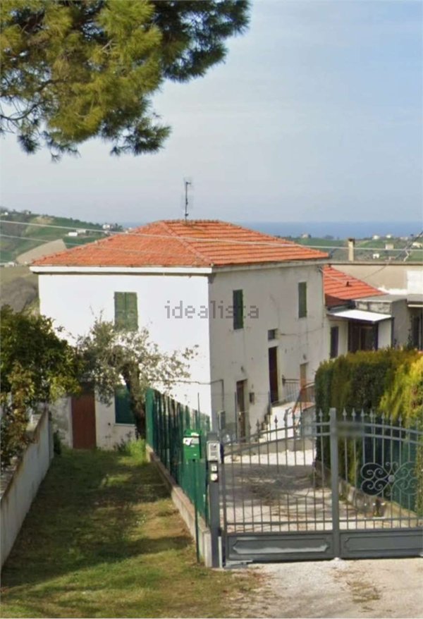 casa indipendente in vendita a Città Sant'Angelo in zona Crocifisso
