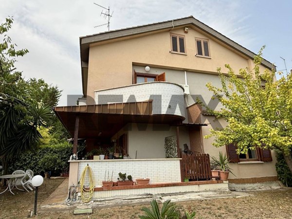 casa indipendente in vendita a Città Sant'Angelo in zona San Martino