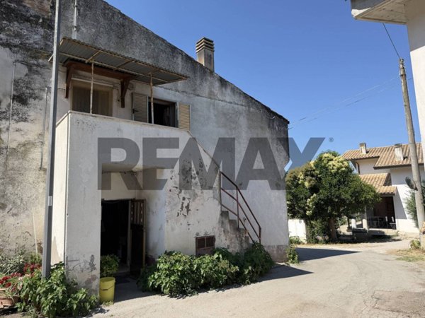 casa indipendente in vendita a Città Sant'Angelo in zona Cipressi