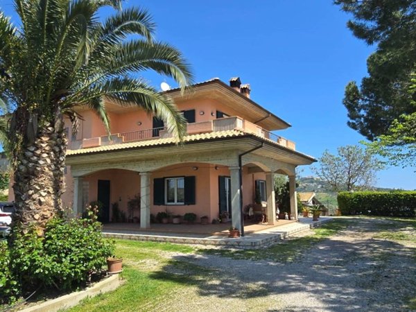 casa indipendente in vendita a Città Sant'Angelo in zona Gaglierani
