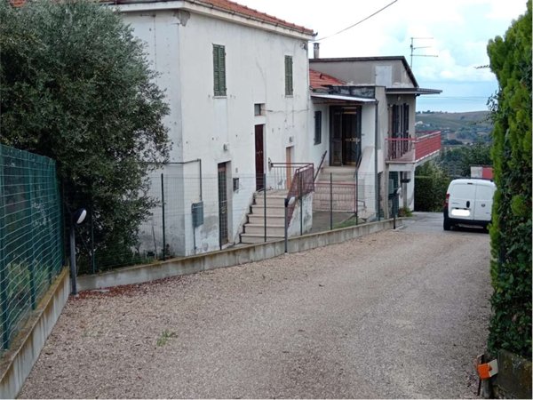 casa indipendente in vendita a Città Sant'Angelo in zona Crocifisso