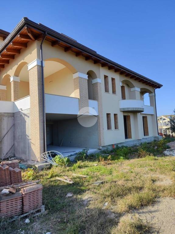 casa indipendente in vendita a Città Sant'Angelo in zona Crocifisso