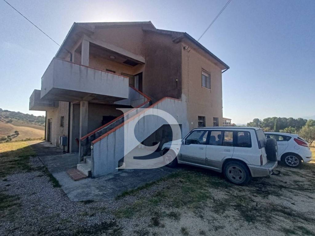 casa indipendente in vendita a Città Sant'Angelo in zona Gaglierani