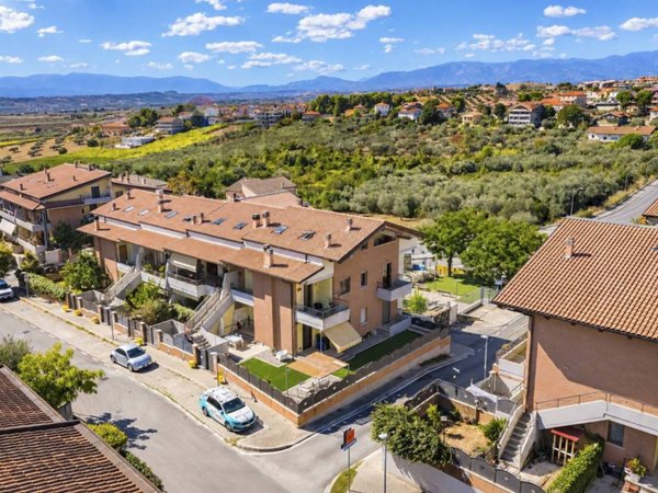casa indipendente in vendita a Città Sant'Angelo in zona Madonna della Pace